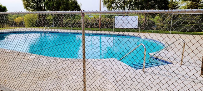 Building Photo - 607 Tamarack Dr W