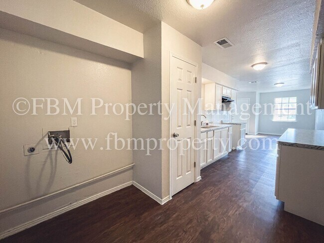 Building Photo - 1603 S Hall St