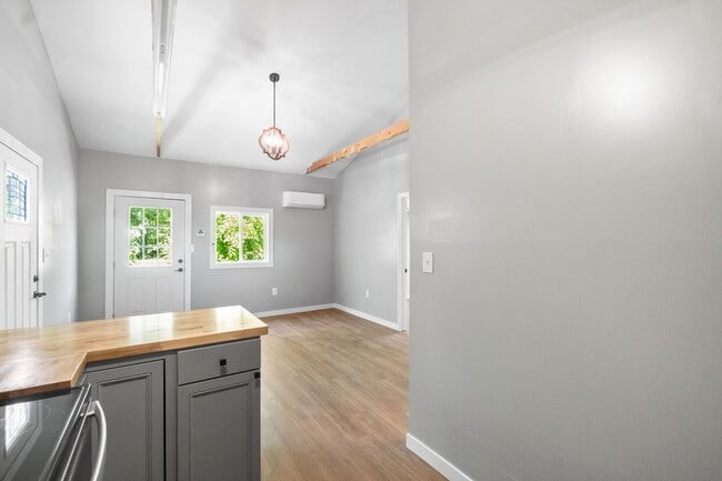 Building Photo - OWNER  PAYS UITLITES!!!