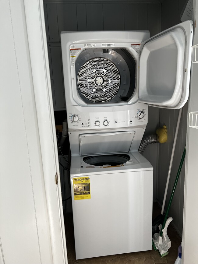 Washer/Dryer in mudroom - 510 Galt Ave