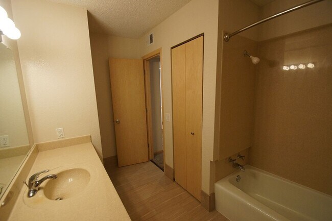 Building Photo - Pinto Suite