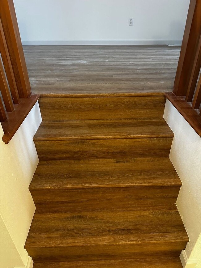 Building Photo - Appealing 2 bed / 1.5 bath townhouse in Greenwood/N Seattle with new flooring