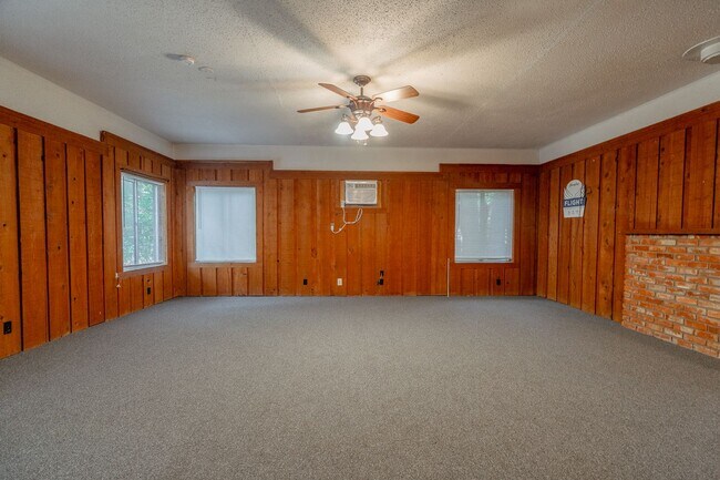 Building Photo - 4 Bedroom Home near UofA! Park-like yard! Lawn care included! Available for Fall semester!