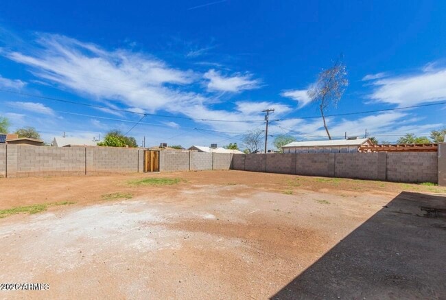 Building Photo - 902 E Fairmount Ave