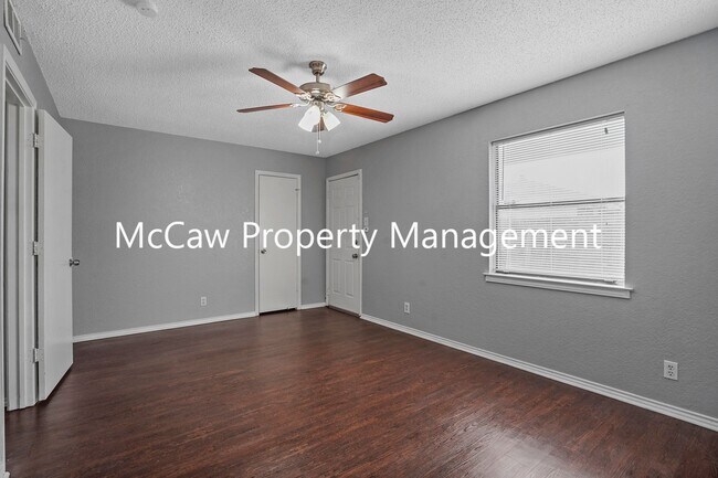 Building Photo - Spacious and Sparkling 2/1 Duplex in Fort ...