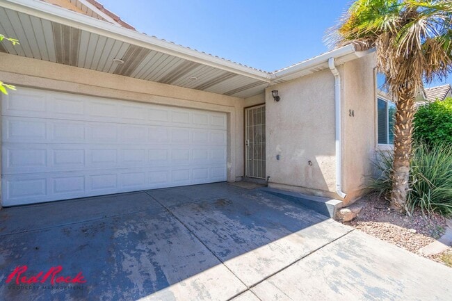 Building Photo - Fresh Carpet! Spacious 5-Bedroom Townhome