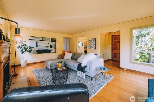 Building Photo - Charming 1940s Classic Brick Home