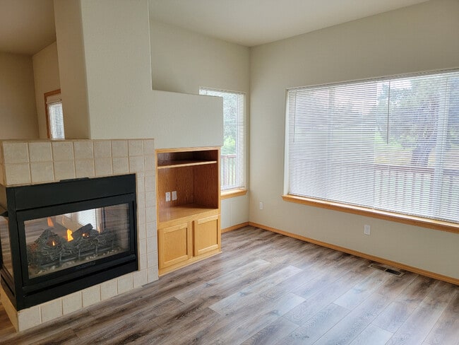 Building Photo - 1085 Golden Pheasant Dr