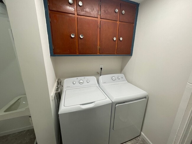 Building Photo - 1 Bedroom Home - Washer-Dryer Included!