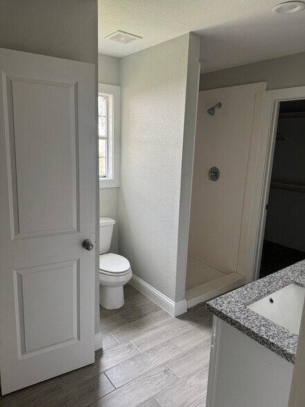 Building Photo - 2700 Country Club Dr