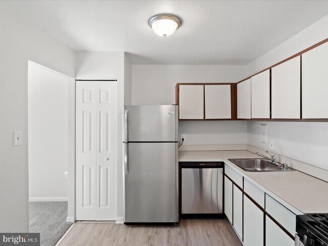 Building Photo - 33 Canterbury Square