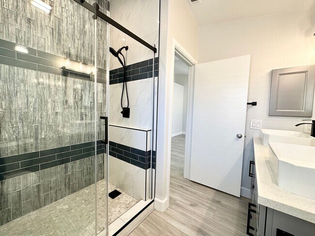 Building Photo - AVAILABLE NOW !! STUNNING 4 Bedroom 2 Bathroom POOL home in La Quinta