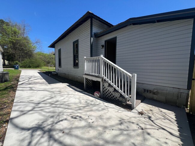Building Photo - 3 bedroom 2 bathroom off Lurleen Blvd. in Northport