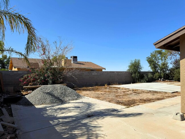 Building Photo - 3 BEDROOM HOME IN TIERRA MESA!
