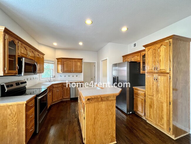 Building Photo - Beautiful Overland Park w/ Wood Floors Thr...