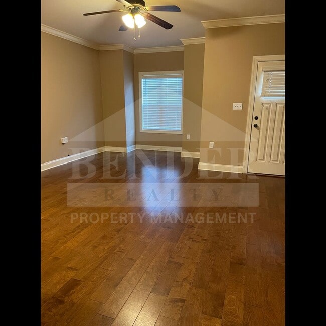 Building Photo - BEAUTIFUL TOWNHOME IN THE CITY