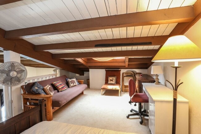 Building Photo - 2 Bedroom in Wildernest!  Summer lease!