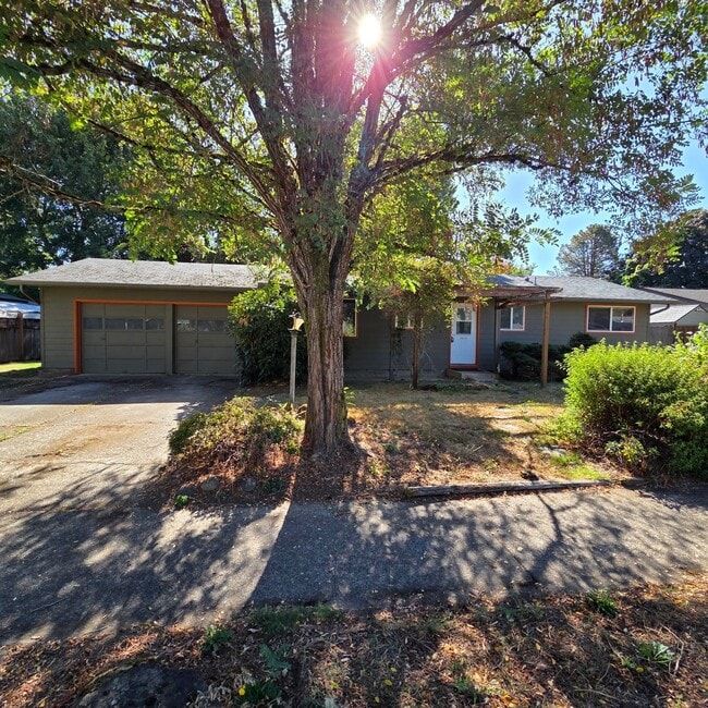 Primary Photo - 3 Bedroom House ~ Centrally Located ~ Pet ...
