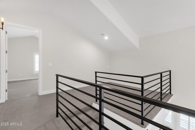 Building Photo - 856 W Quail Cir