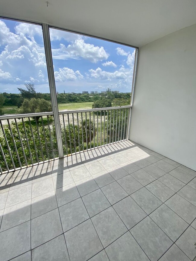 Building Photo - Great Condo in Boca Teeca remodeled Building