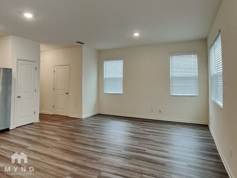 Building Photo - 2635 Coventry St SW