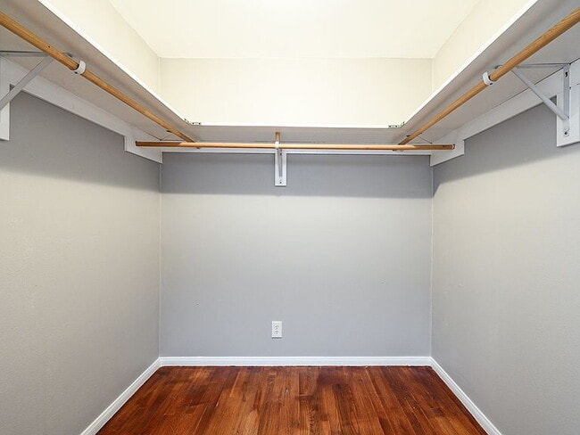 Building Photo - "Spacious 4-Bed, 3-Bath Oasis in Prime Los Angeles Location - 2080 Sq Ft of Comfort!"