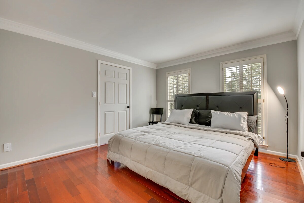 Building Photo - 2093 Breconridge Dr S W