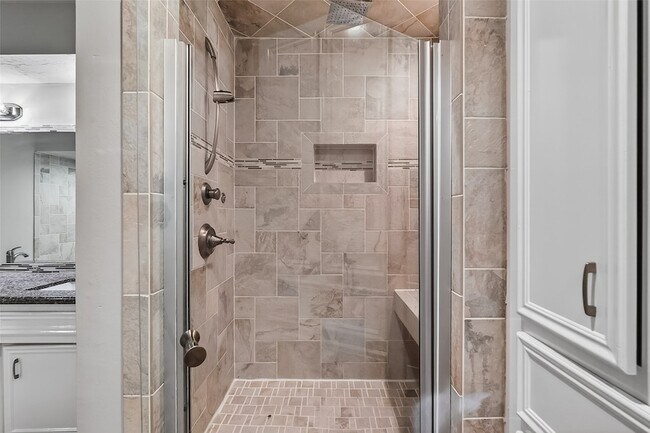 Building Photo - 2402 Oak Shores Dr