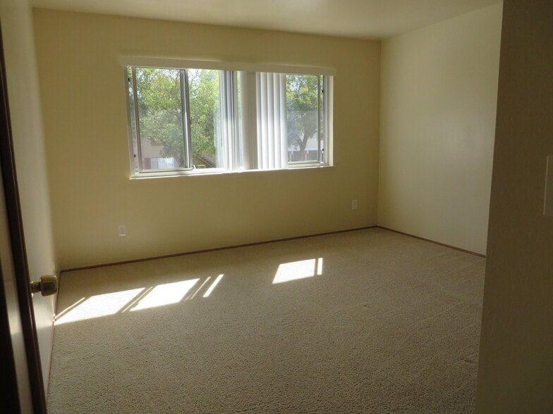 Bedroom 2 - 433 Vasquez Ct