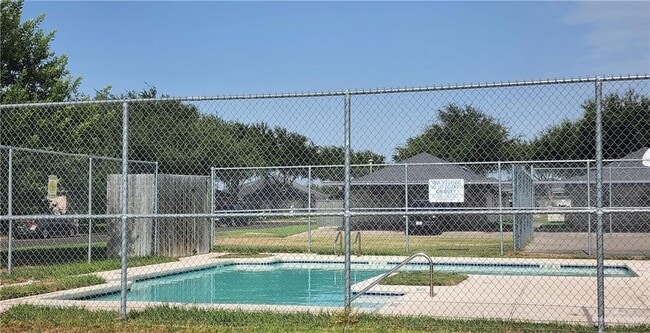 Building Photo - 1107 Lexington Cir