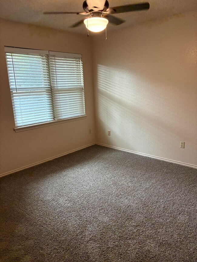 Building Photo - Spacious House