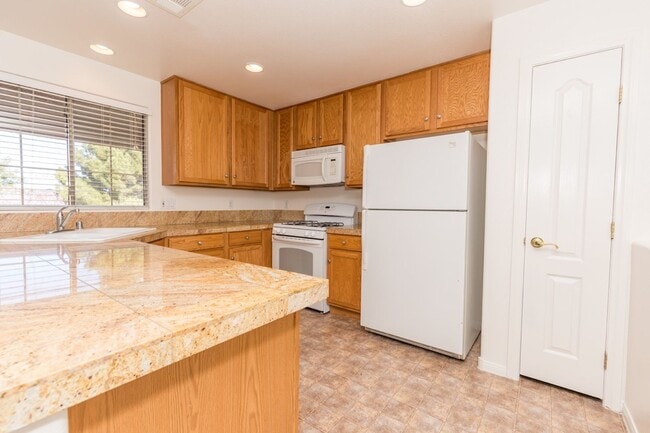 Building Photo - Available! 2 Bedroom Townhome inside Pacif...
