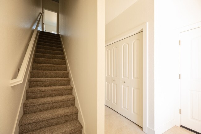 Building Photo - 916 N Olive Ave