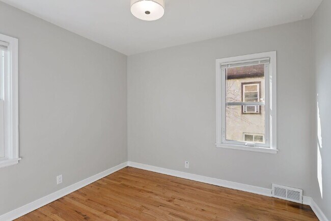 Building Photo - Spacious 4BR/2BA Duplex — Available August...