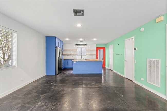 Building Photo - 5221 Blossom St
