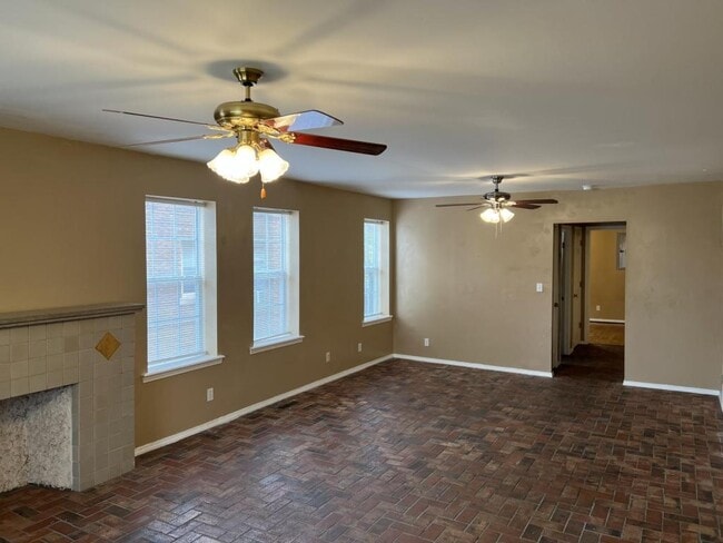 Building Photo - 814.5 East Dr