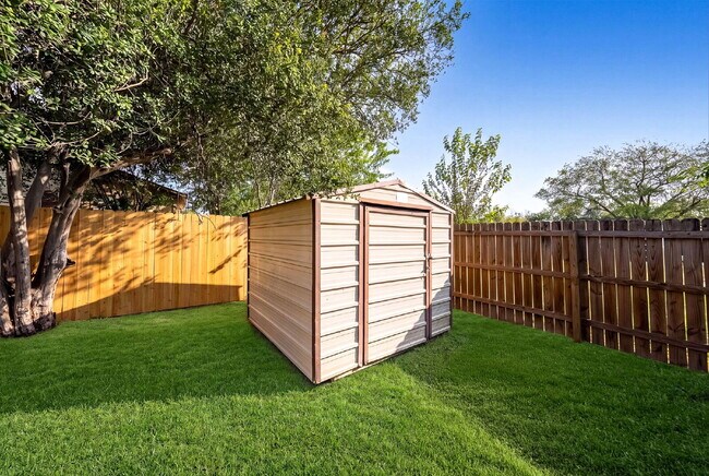 Building Photo - MINUTES FROM LACKLAND, MILES FROM BORING