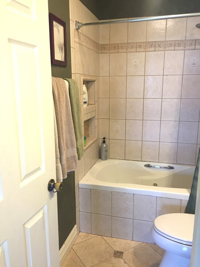 Building Photo - 1581 Quaker Ln