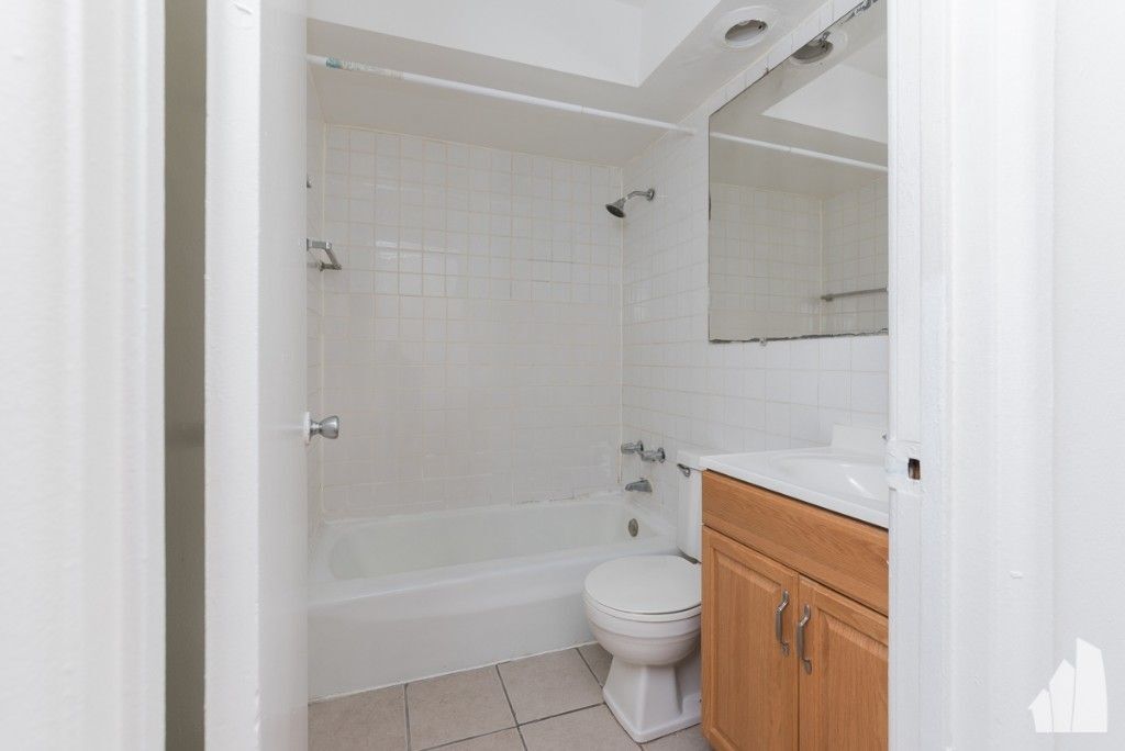 Building Photo - 6830 N Sheridan Rd