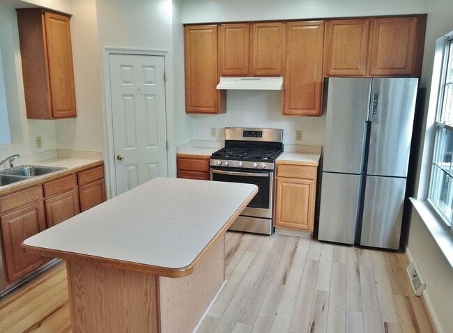 Building Photo - 3 Bed / 2 Bath Single Family Townhome