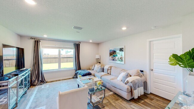 Building Photo - Coming Soon! 4 bed 2 bath home located in Hammock Bay!