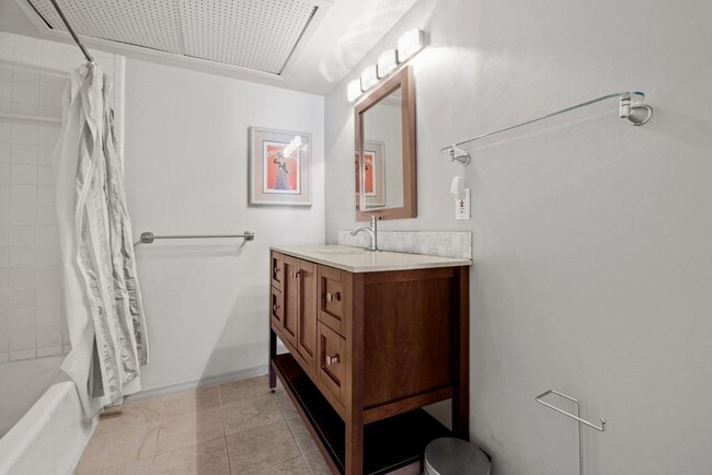 Building Photo - 505 W 7th St