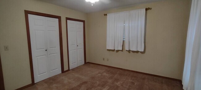 Building Photo - Great location Quaint Orem Home w 2 car garage!