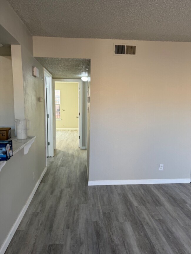 Building Photo - 912 San Pedro Dr SE