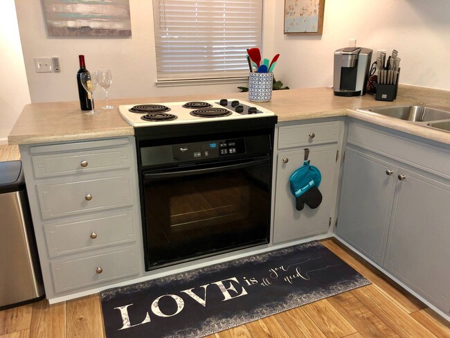 Building Photo - Salem Suites - Furnished, Cable & Wi-Fi