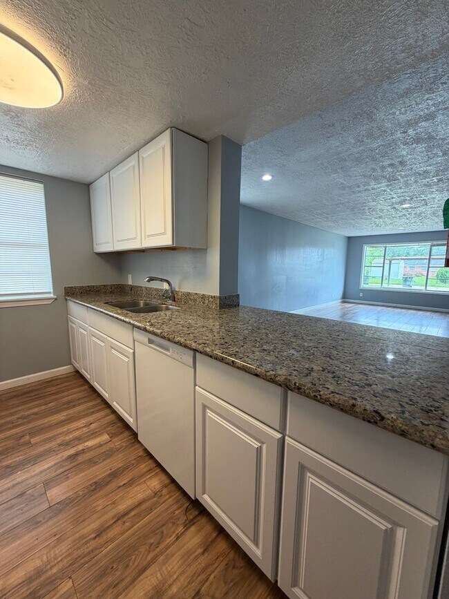 Building Photo - Spacious, 2 story townhouse