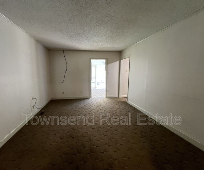 Building Photo - 211 Ellington St