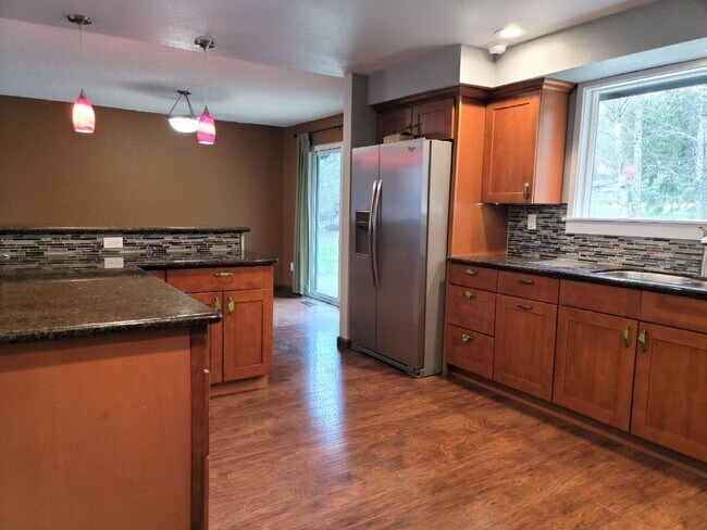 Building Photo - Pet Friendly 4 bedroom Home with Lots of Space for Everyone!