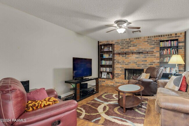 Building Photo - 303 Plaza Village Dr