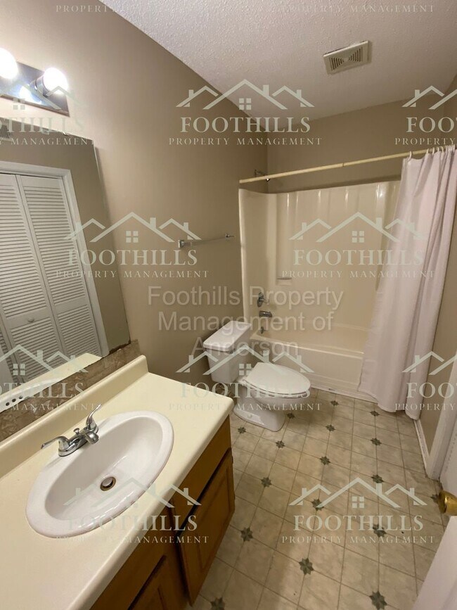 Building Photo - 2 bedroom, 2 bathroom condominium unit nea...